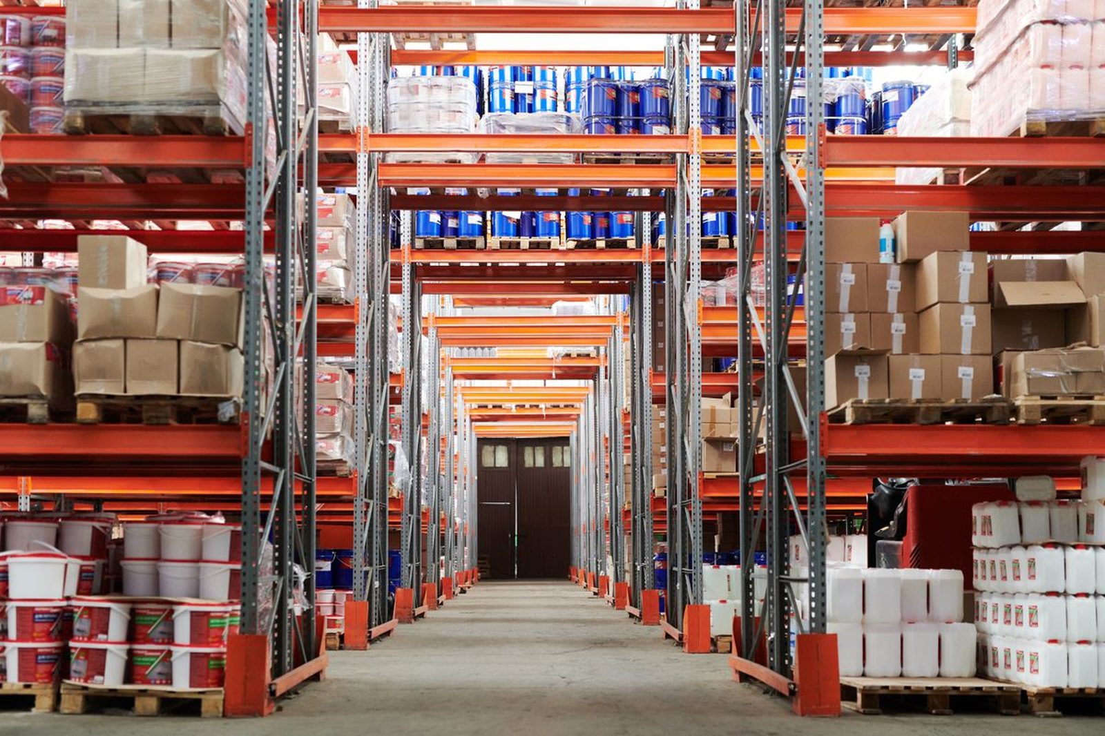 Kiện hàng mua hộ Trung Quốc đóng gói chuẩn bị gửi về Việt Nam