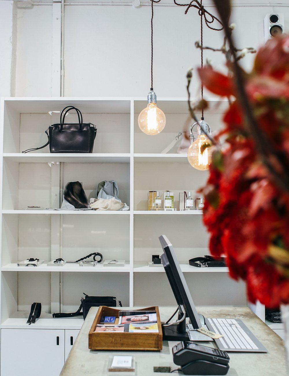 Giày dép, túi xách hàng hiệu Nordstrom được mua hộ về Việt Nam